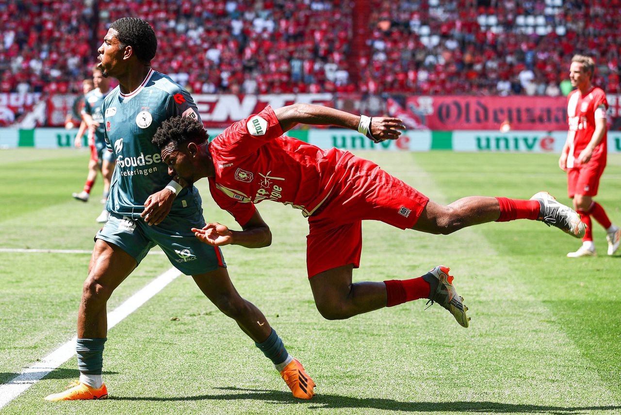 Shurandy Sambo van Sparta (links) en Virgil Misidjan van FC Twente vechten een duel uit.