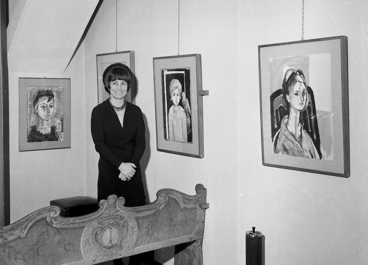 Françoise Gilot bij een expositie van haar werk in Milaan in 1965.