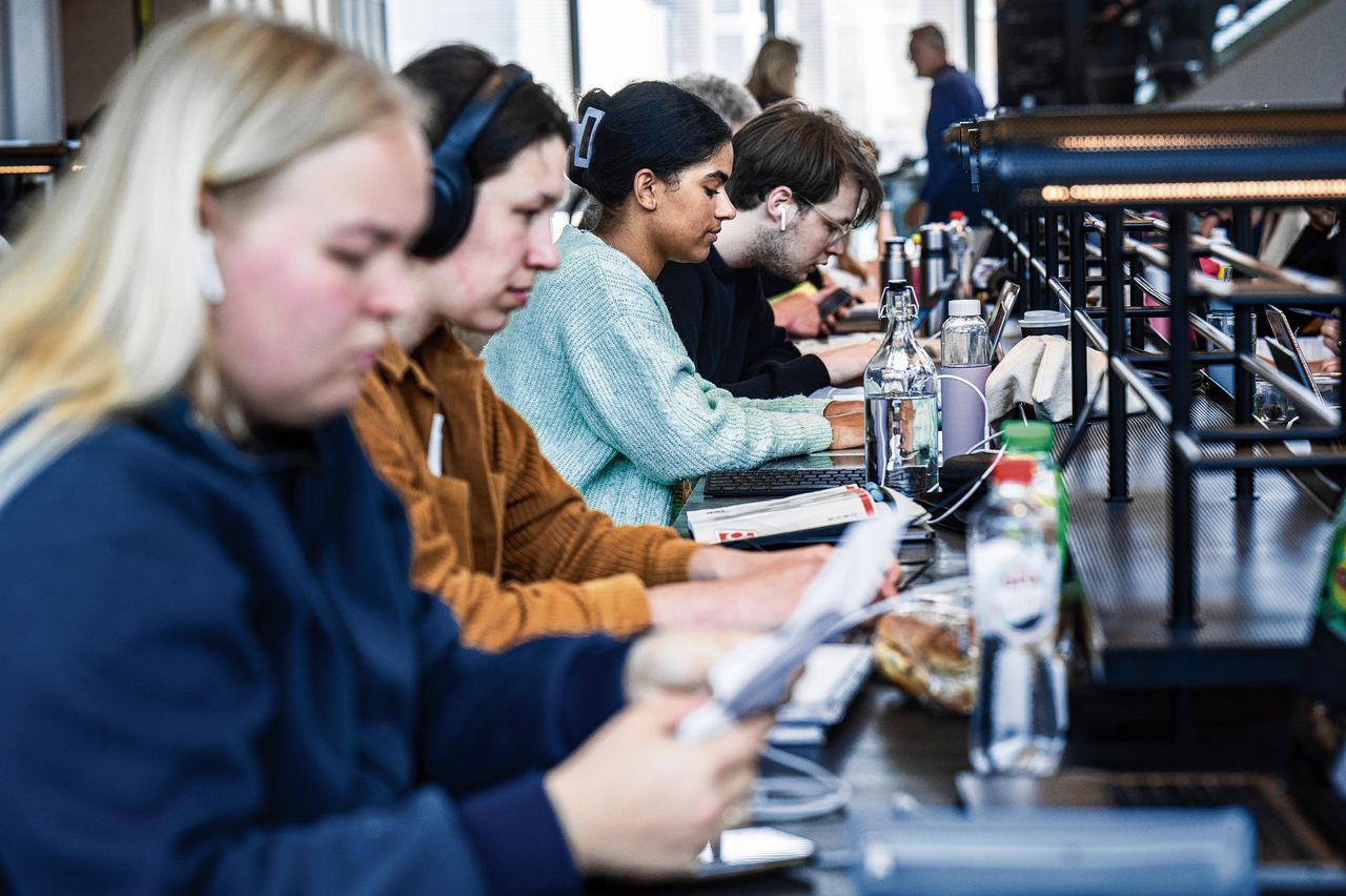 Studenten aan de studie in de bibliotheek van het Forum Groningen.