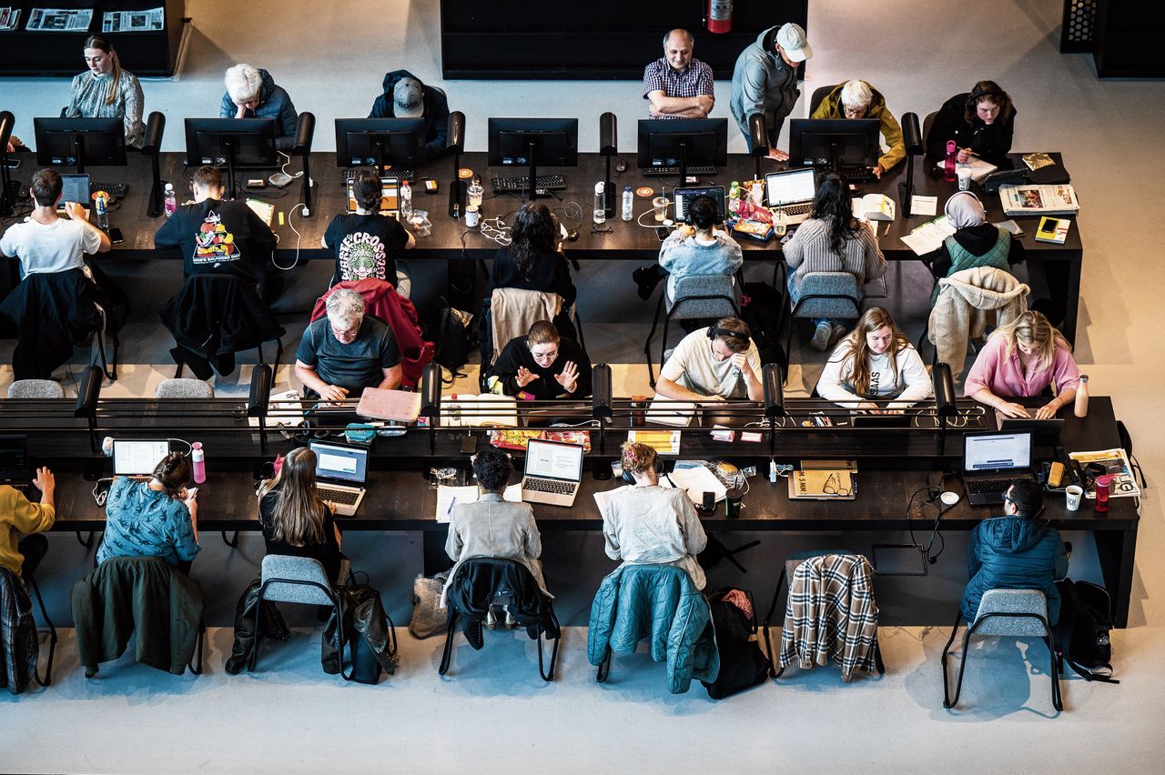 Studenten in Groningen aan het blokken in het Groninger Forum.