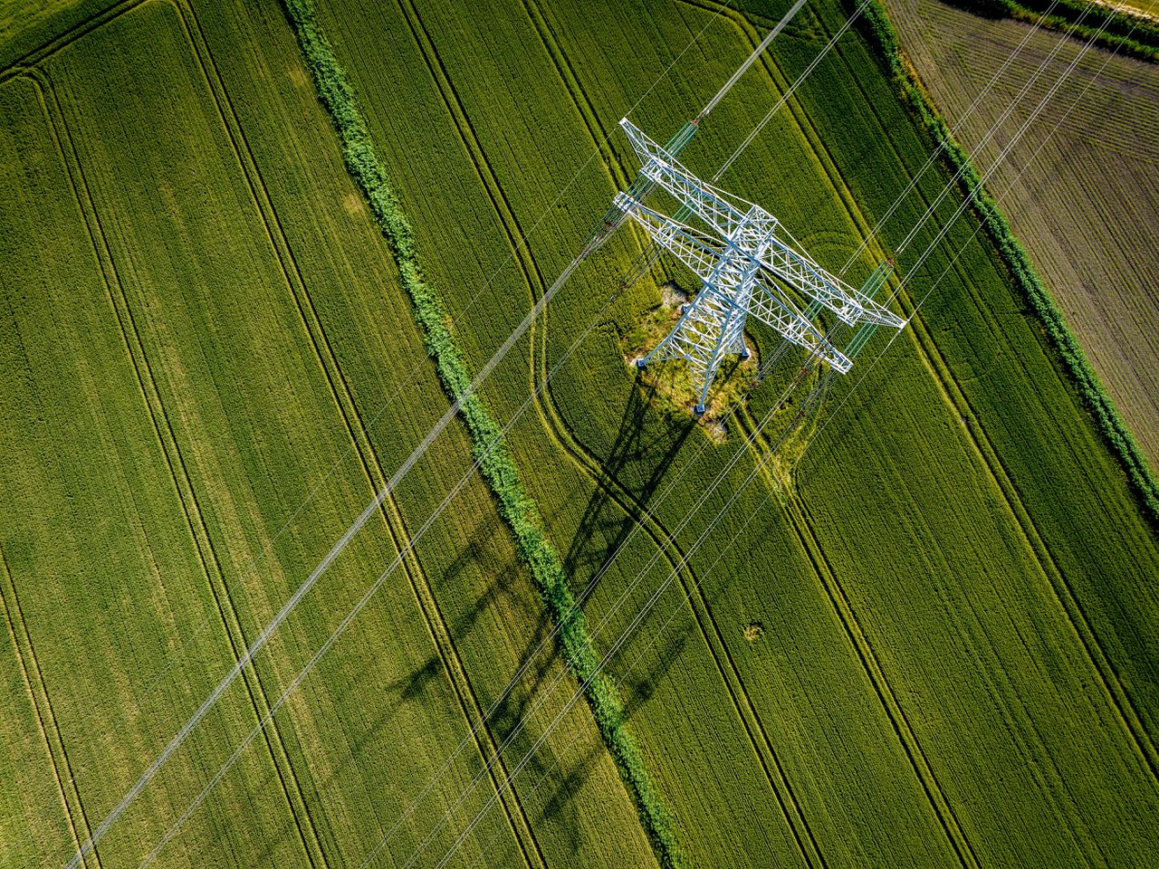 De huidige infrastructuur van het net is niet berekend op de toenemende hoeveelheden zonnepanelen, windturbines en laadpalen, die veel ruimte op het net innemen.