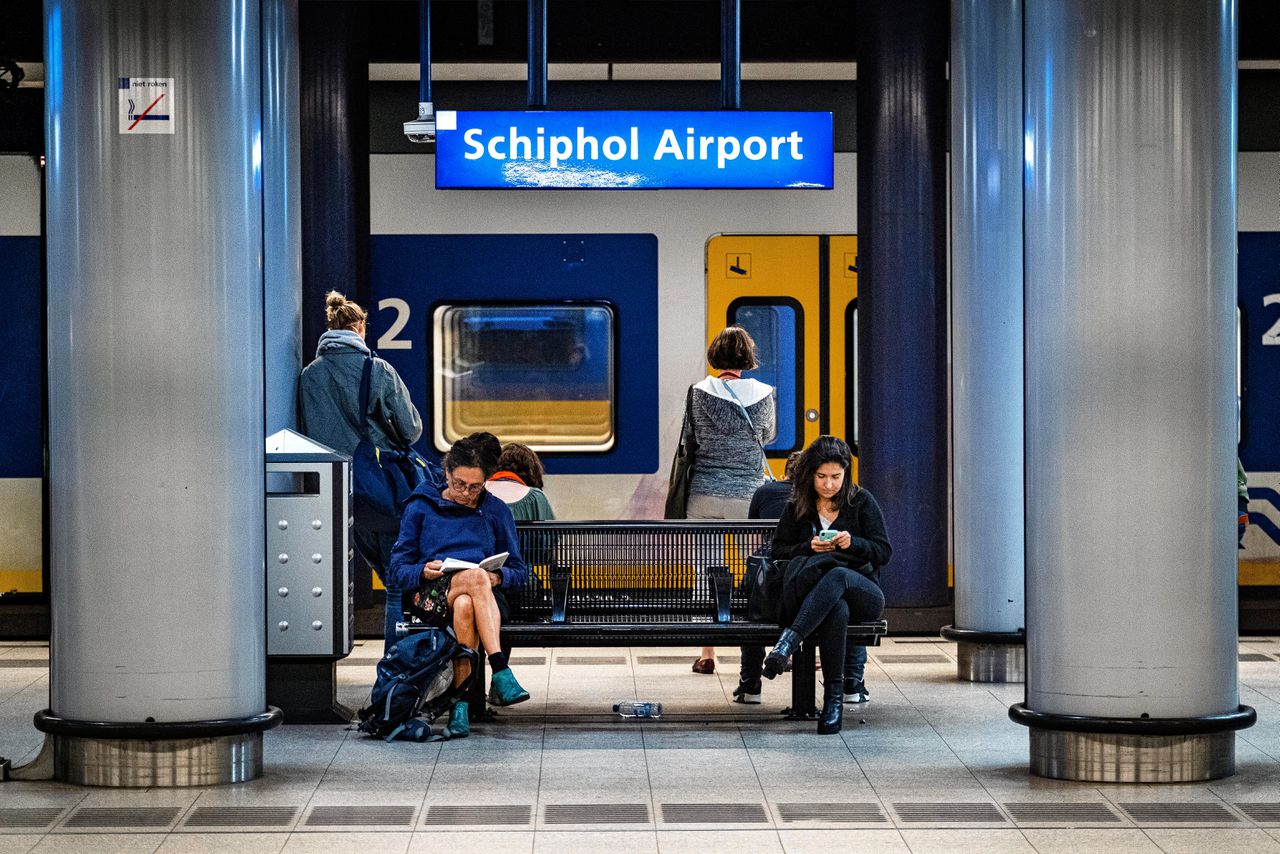 Reizigers op een perron op Schiphol Airport treinstation