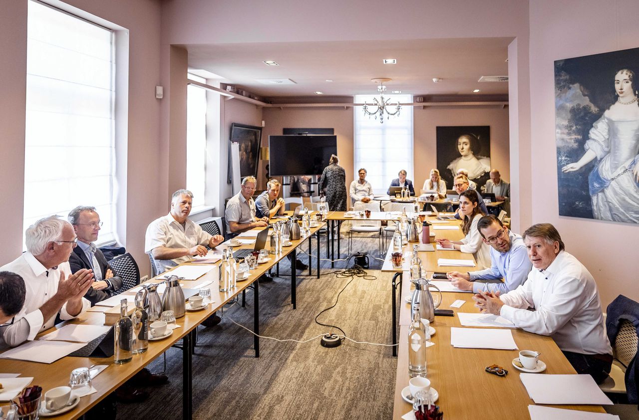 LTO-voorzitter Sjaak van der Tak (rechts) en andere betrokken partijen voorafgaand aan het overleg over het landbouwakkoord.