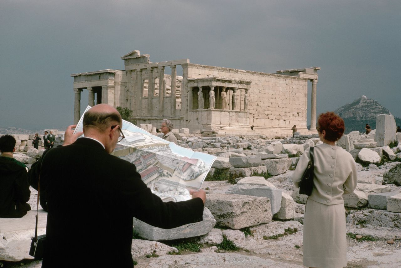 Het Erechtheion op de noordzijde van de Akropolis, met in het rechterdeel de zes kariatiden.