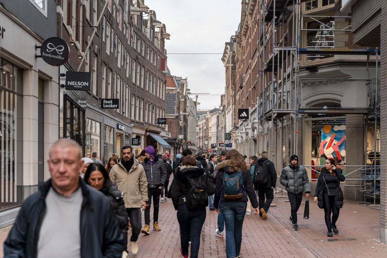 Winkelend publiek in de Kalverstraat. Proberen bedrijven hun klanten meer te laten betalen of durven ze dat juist niet?