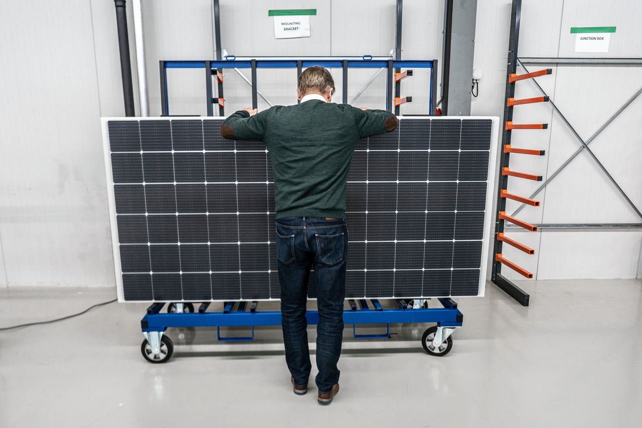 Fabriekshal van het Nederlandse bedrijf Solarge, dat circulaire zonnepanelen maakt waarvan alle onderdelen te recyclen zijn, met directeur Jan Vesseur. Vooral plannen voor de ontwikkeling van dit type zonnepanelen krijgen geld vanuit het Groeifonds.