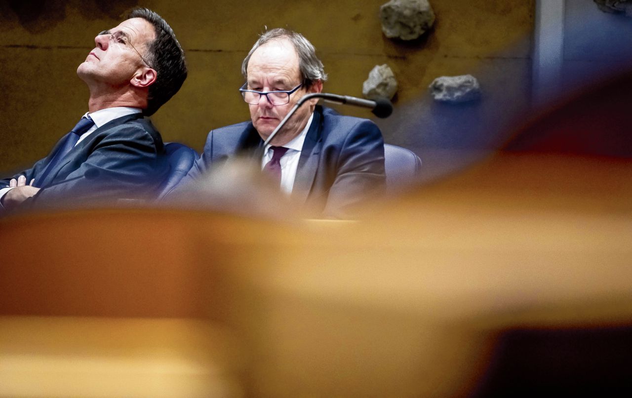 Hans Vijlbrief (rechts), staatssecretaris Mijnbouw (D66), kondigde vrijdag de sluiting van het Groningse gasveld aan.