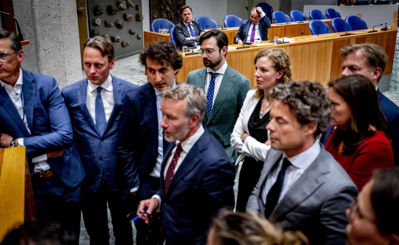 Tweede Kamerleden overleggen wanneer gestemd moet worden over de motie van wantrouwen.