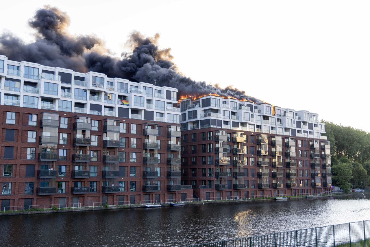 De brand zou op de bovenste verdieping van het gebouw zijn ontstaan en zich snel hebben uitgebreid naar andere woningen.