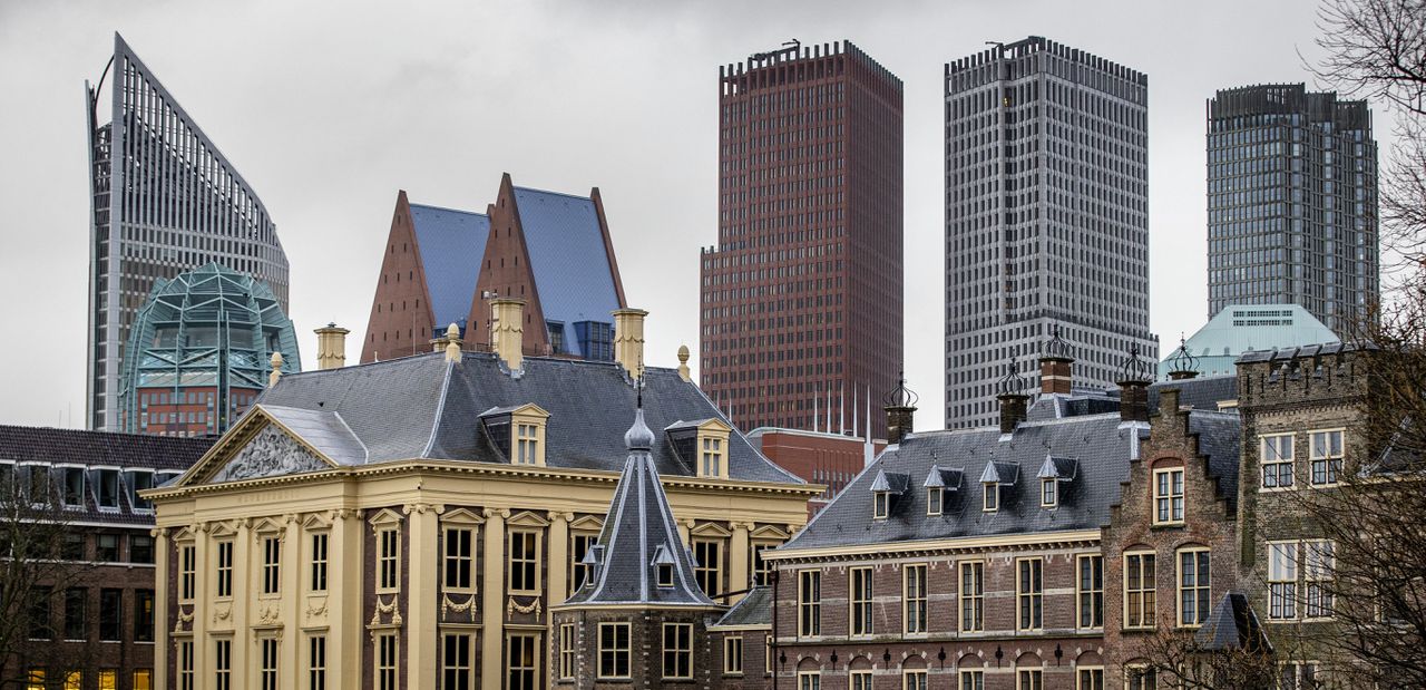 Gebouwen van diverse ministeries in Den Haag, zoals op de voorgrond Algemene Zaken, met daarachter onder meer de ministeries van Sociale Zaken en Werkgelegenheid, Justitie en Veiligheid en Binnenlandse Zaken.