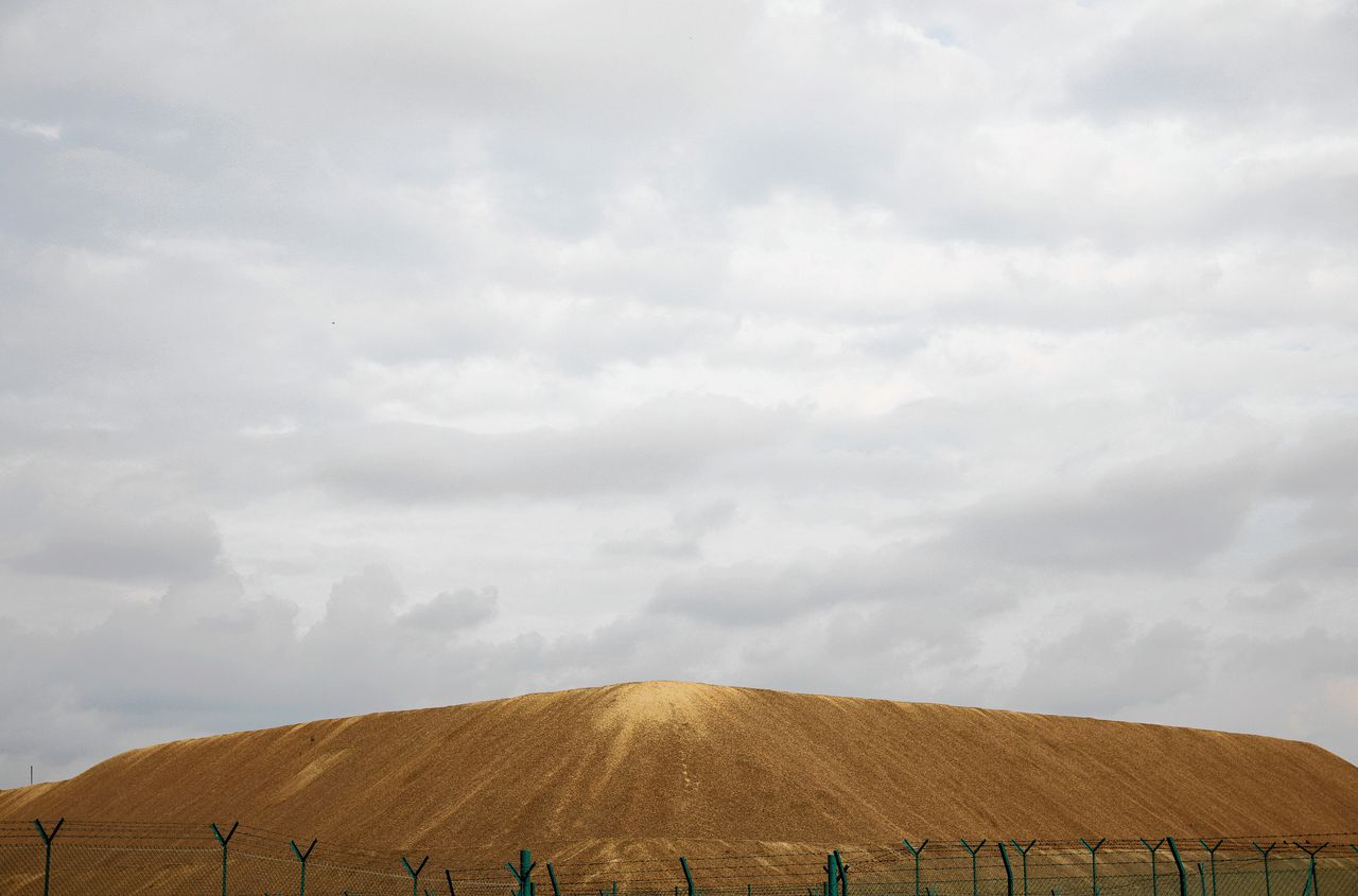 Een berg zand in Singapore, in 2019. Het land gebruikt zand om nieuw land op te spuiten.