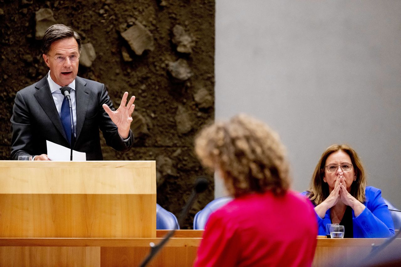 Premier Mark Rutte en staatssecretaris Aukje de Vries van Toeslagen (geheel rechts) in de Tweede Kamer bij een debat over het Toeslagenschandaal, eind mei.