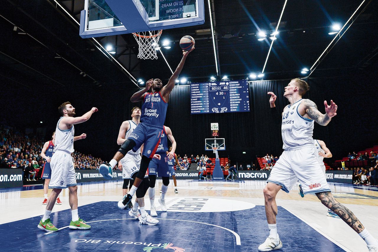 Spelers van Donar (witte shirts) in een duel tegen Den Bosch in Martiniplaza, waarvan Donar de huur nu niet kan betalen.