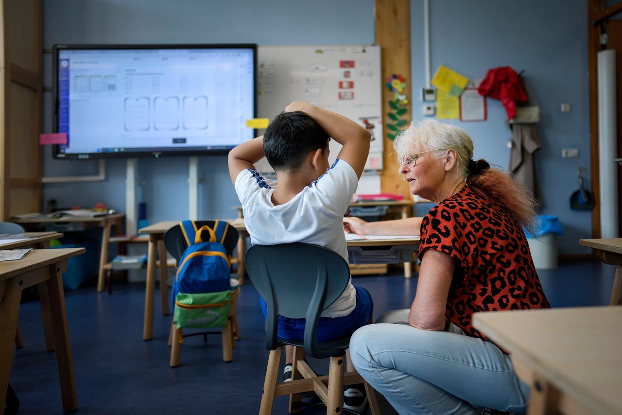 Op basisschool de Globe geeft juf Mar les aan veertien zevenjarigen. Ze werkte eerder op een witte school in Hoofddorp.