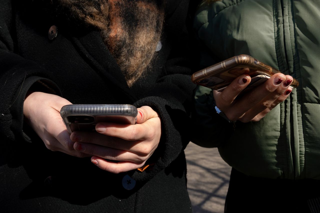 Rotterdamse jongeren volgen veel van het nieuws over de oorlog in Oekraïne via TikTok.