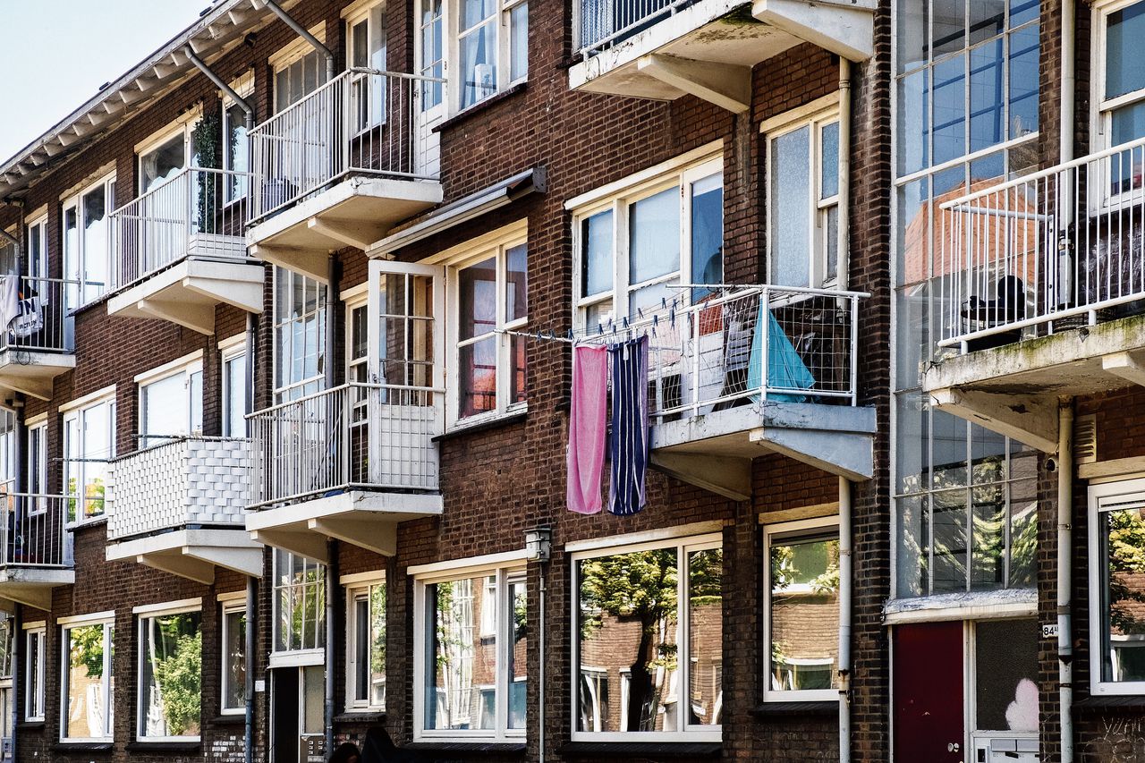 Woningen in de Rotterdamse wijk Carnisse, waar veel huisjesmelkers actief waren. Om die reden voerde de gemeente er een verhuurverbod in.