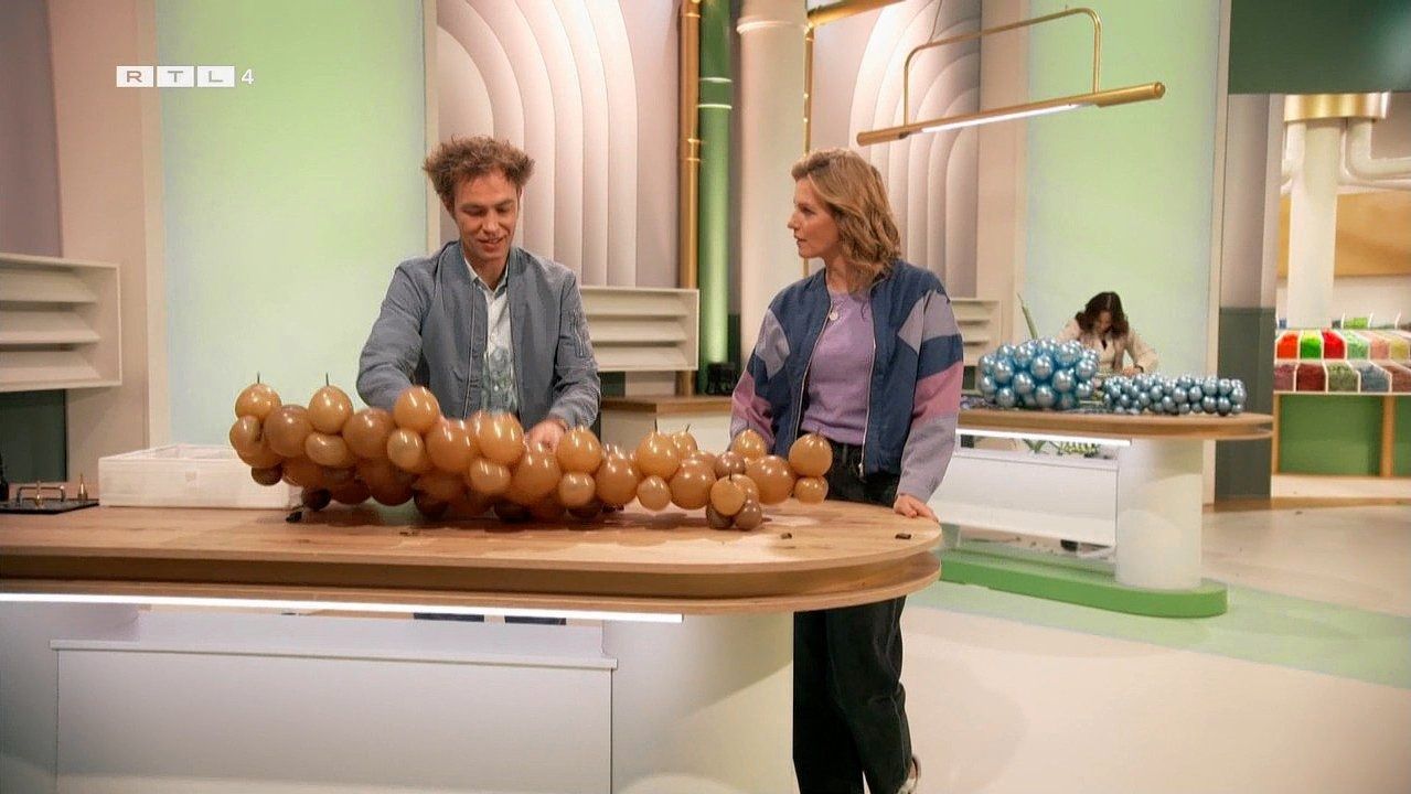 Presentator Leonie ter Braak staat kandidaat Jozua bij die een piratenschip maakt van ballonnen.