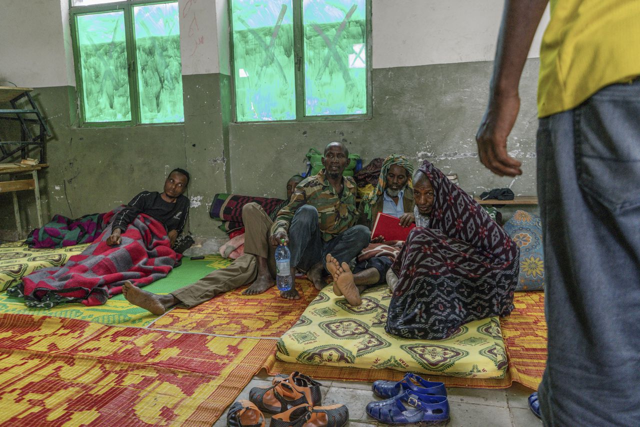 Ethiopiërs die uit de regio Tigray zijn gevlucht, schuilen in een school in de Ethiopische plaats Dessie.