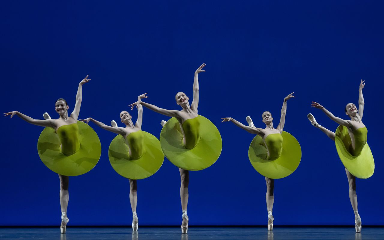 Dansers Emma Mardegan, Khayla Fitzpatrick, Kira Hilli, Nina Tonoli, Anna Ol in het ballet ‘Vertiginous Thrill of Exactitude’.