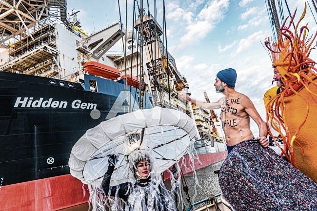 Protest van Ocean Rebellion in Rotterdam in februari 2022 bij de ‘Hidden Gem’. Dit voormalige boorschip is door het bedrijf Allseas omgebouwd tot het eerste diepzeemijnbouwschip ter wereld.