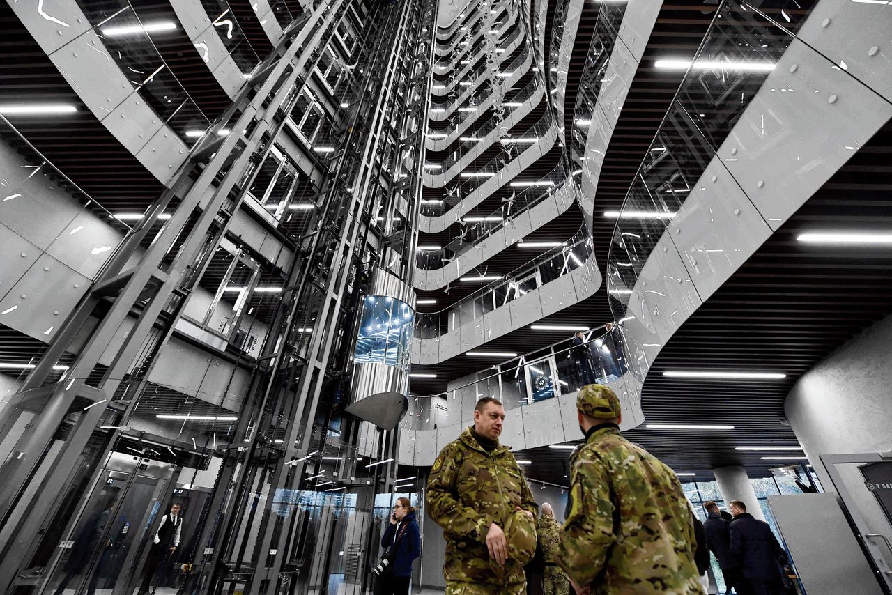 Enkele bezoekers van het PMC Wagner Centrum dragen camouflagepakken op de officiële opening van het kantoorblok van het centrum, afgelopen 4 november, tijdens de jaarlijkse Dag van Nationale Eenheid.