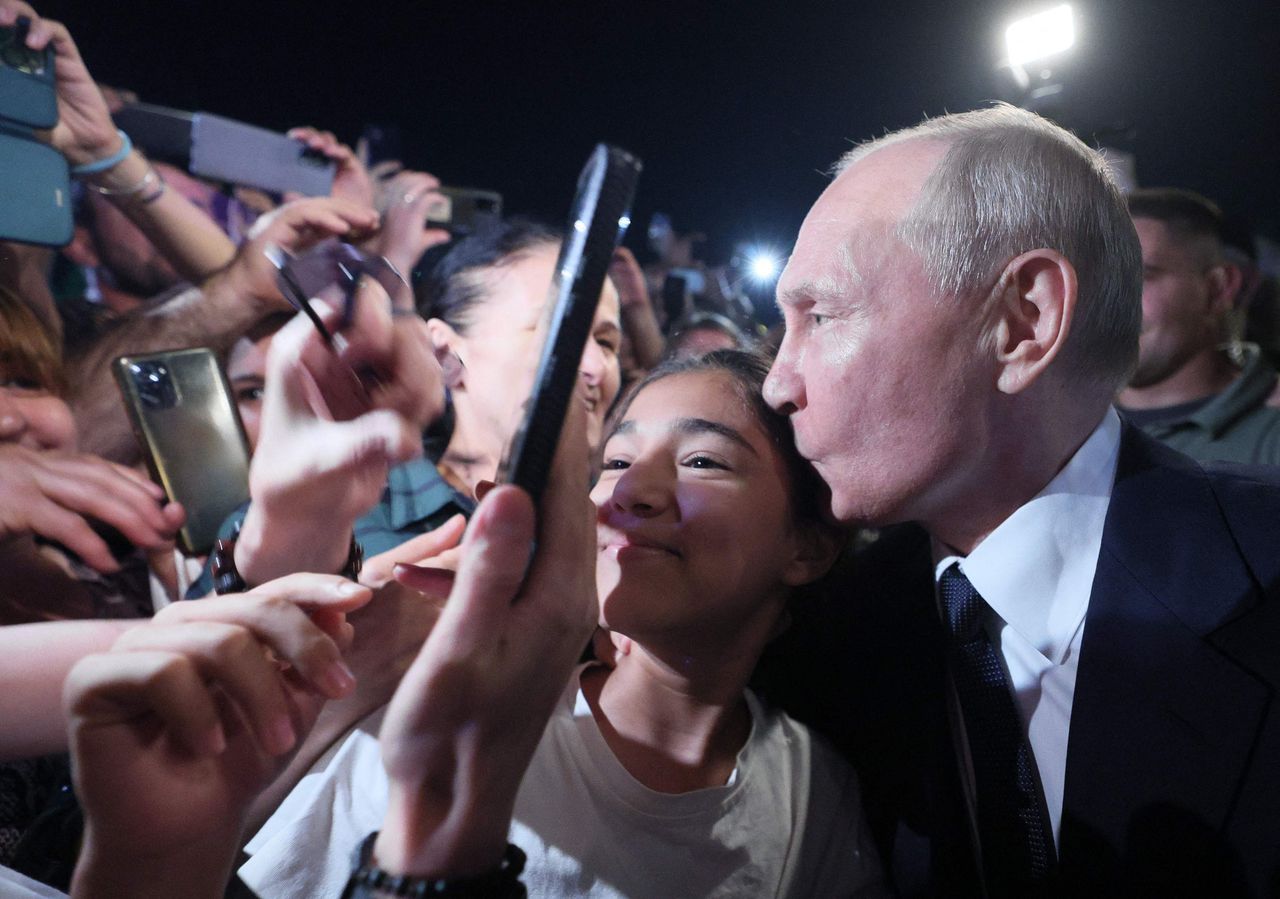 Zeker sinds het uitbreken van de coronapandemie liet de Russische president Poetin niemand in zijn buurt komen, woensdag laafde hij zich in Dagestan plots aan een mensenmassa.