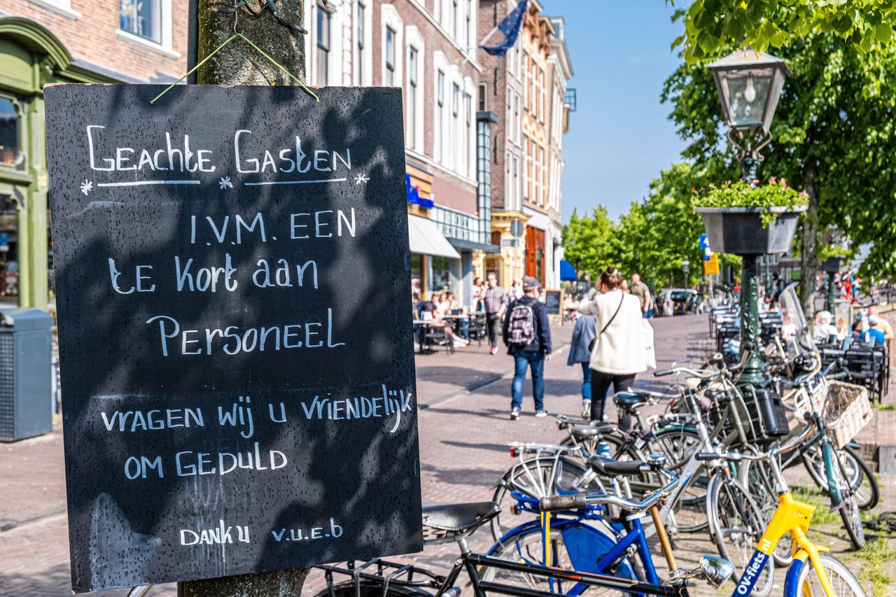 De arbeidsmarkt blijft in Nederland krap, doordat de consumptie hoog blijft.