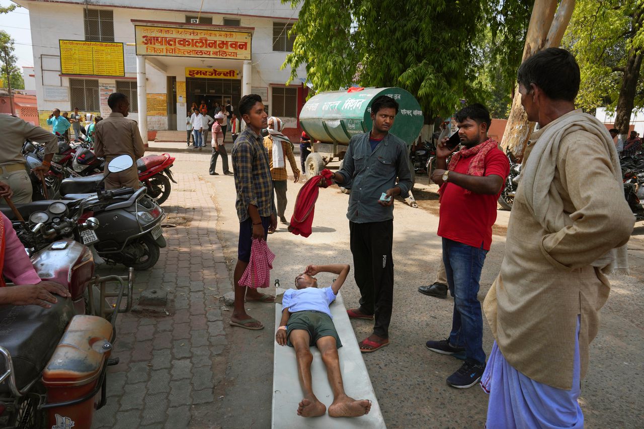 Grote delen van India zuchtten onder extreme hitte. Het ziekenhuis in Ballia in deelstaat Uttar Pradesh, kon de aanloop van patiënten, zoals deze man op een strecher, niet aan.