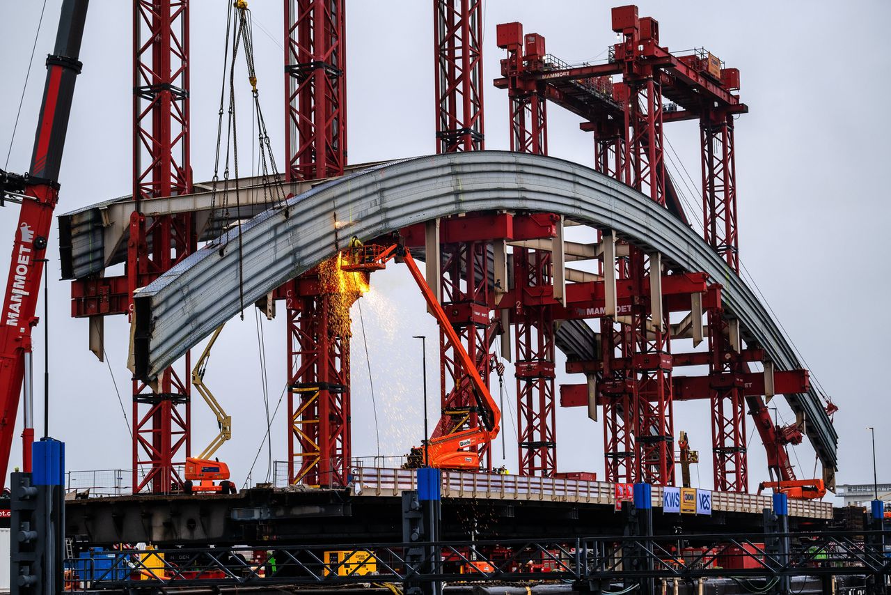 Mammoet werkte in 2021 aan de sloop van de boogbrug die over de Lek bij Vianen lag.