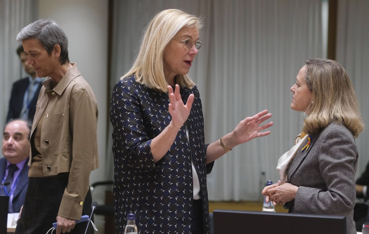 Minister Sigrid Kaag (Financiën, D66) in gesprek met de Spaanse minister van Economie Nadia Calviño (rechts) tijdens een overleg van ministers van Financiën vorig jaar in Brussel.
