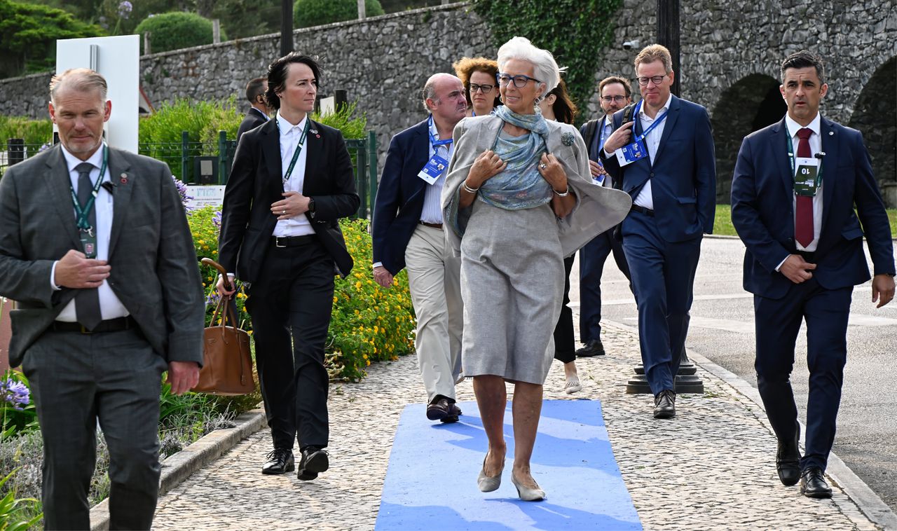 Deelnemers van het congres, onder wie ECB-president Christine Lagarde, op weg naar de ochtendsessie van dinsdag in Sintra, Portugal.