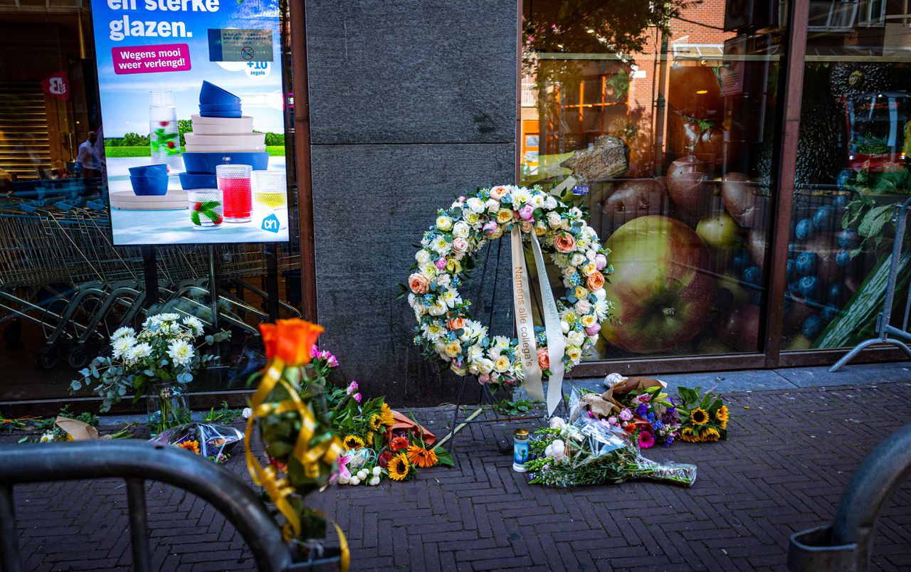 Bloemen voor een filiaal van Albert Heijn in het centrum van Den Haag, waar een 36-jarige medewerkster van de supermarkt werd neergestoken.