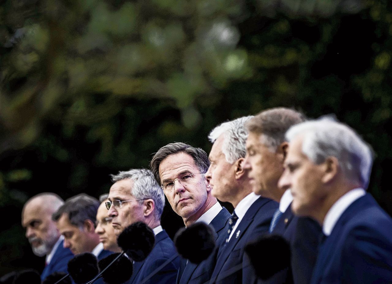 Premier Rutte met andere regeringsleiders bij het vooroverleg dinsdag in Den Haag voor de NAVO-top volgende maand.