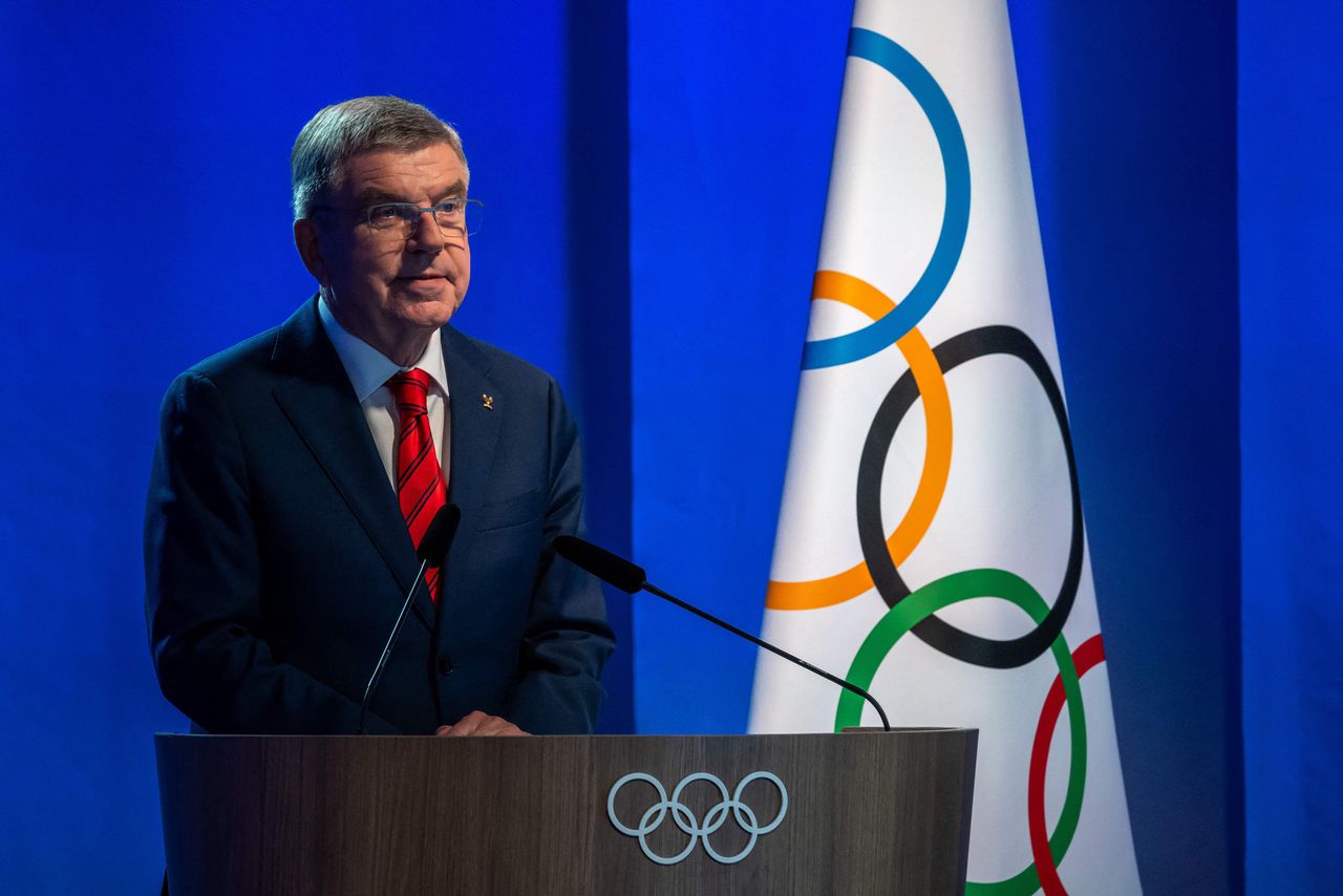 IOC-voorzitter Thomas Bach tijdens de vergadering waarbij de erkenning van IBA is geschrapt.