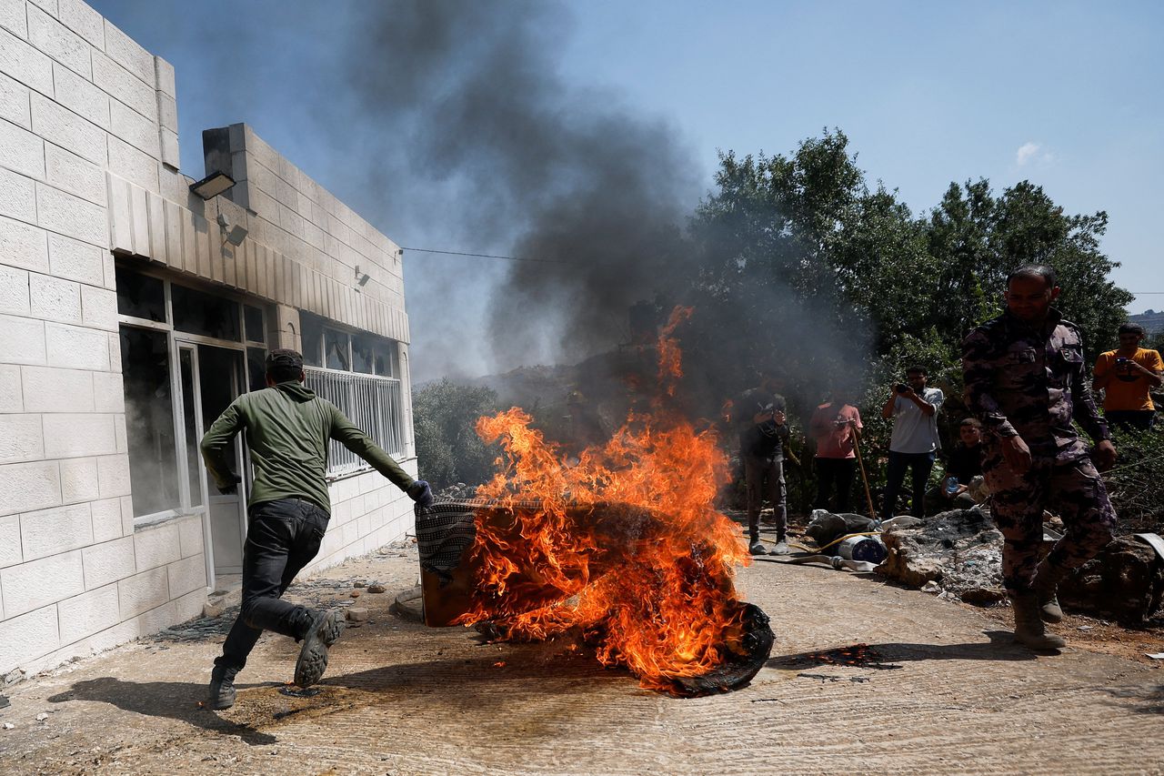 Een van de voertuigen die Israëlische kolonisten woensdag in band staken.