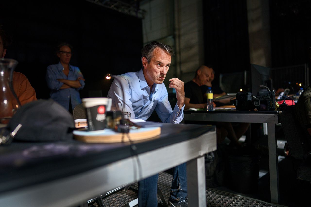 Ivo van Hove tijdens de repetities van ‘Age Of Rage’