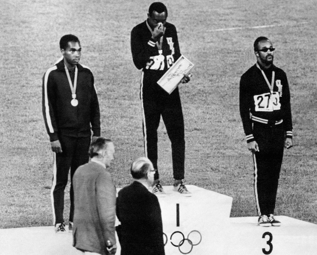 Jim Hines (midden) sprak zijn verbazing en afkeuring uit over het protestgebaar van zijn landgenoten Tommie Smith en John Carlos op de spelen van 1968.