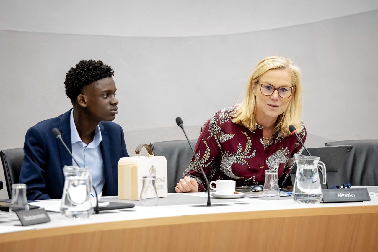 Minister Sigrid Kaag van Financiën neemt met de 14-jarige Isi Nakajuma deel aan het commissiedebat Staatsdeelnemingen in de Tweede Kamer. De 14-jarige leerling nam een dag plaats op de stoel van de minister als onderdeel van het project ‘Baas van Morgen’.