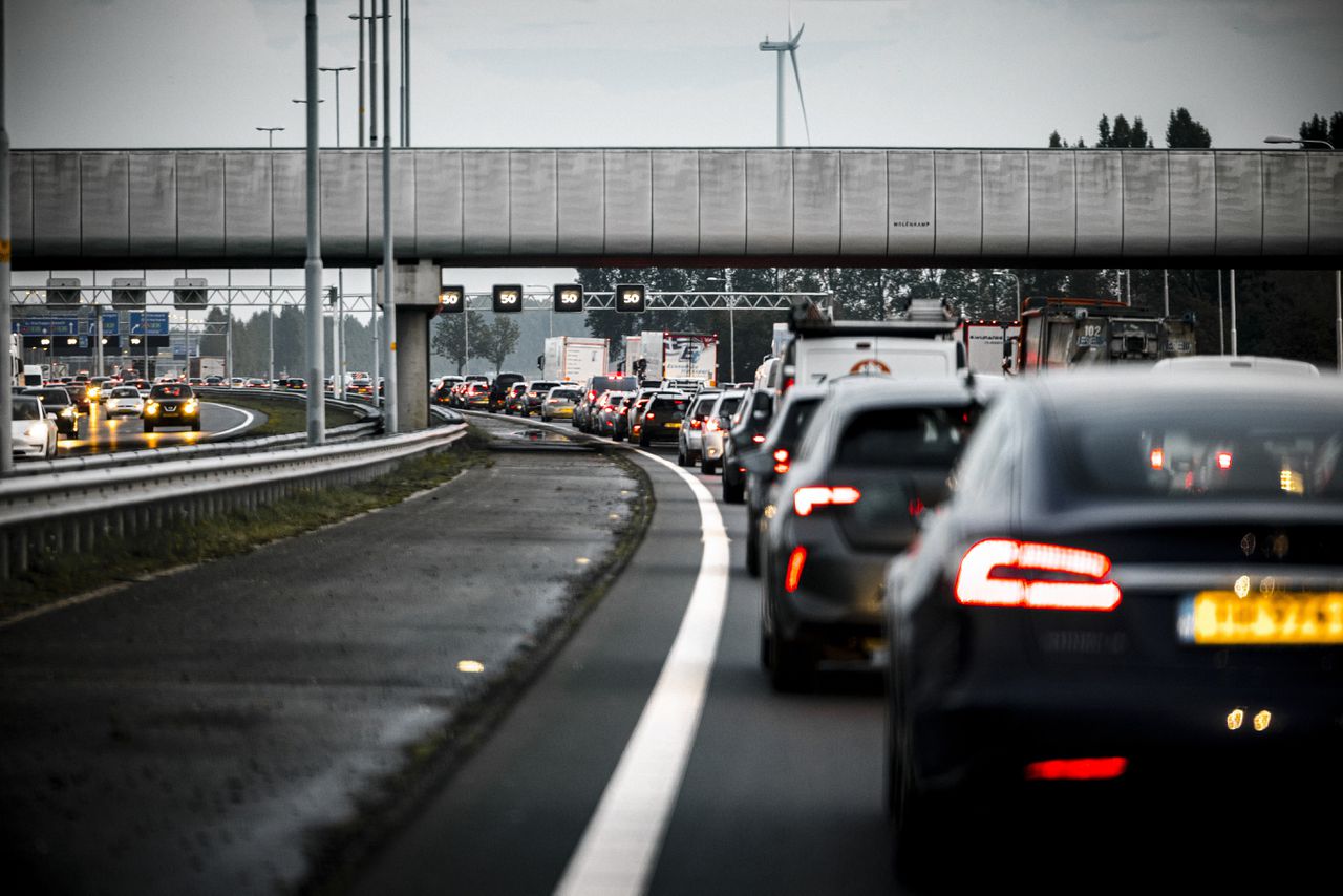 De verbreding van de snelweg bij knooppunt Deil, waar de A2 de A15 kruist, gaat voorlopig ook niet door.