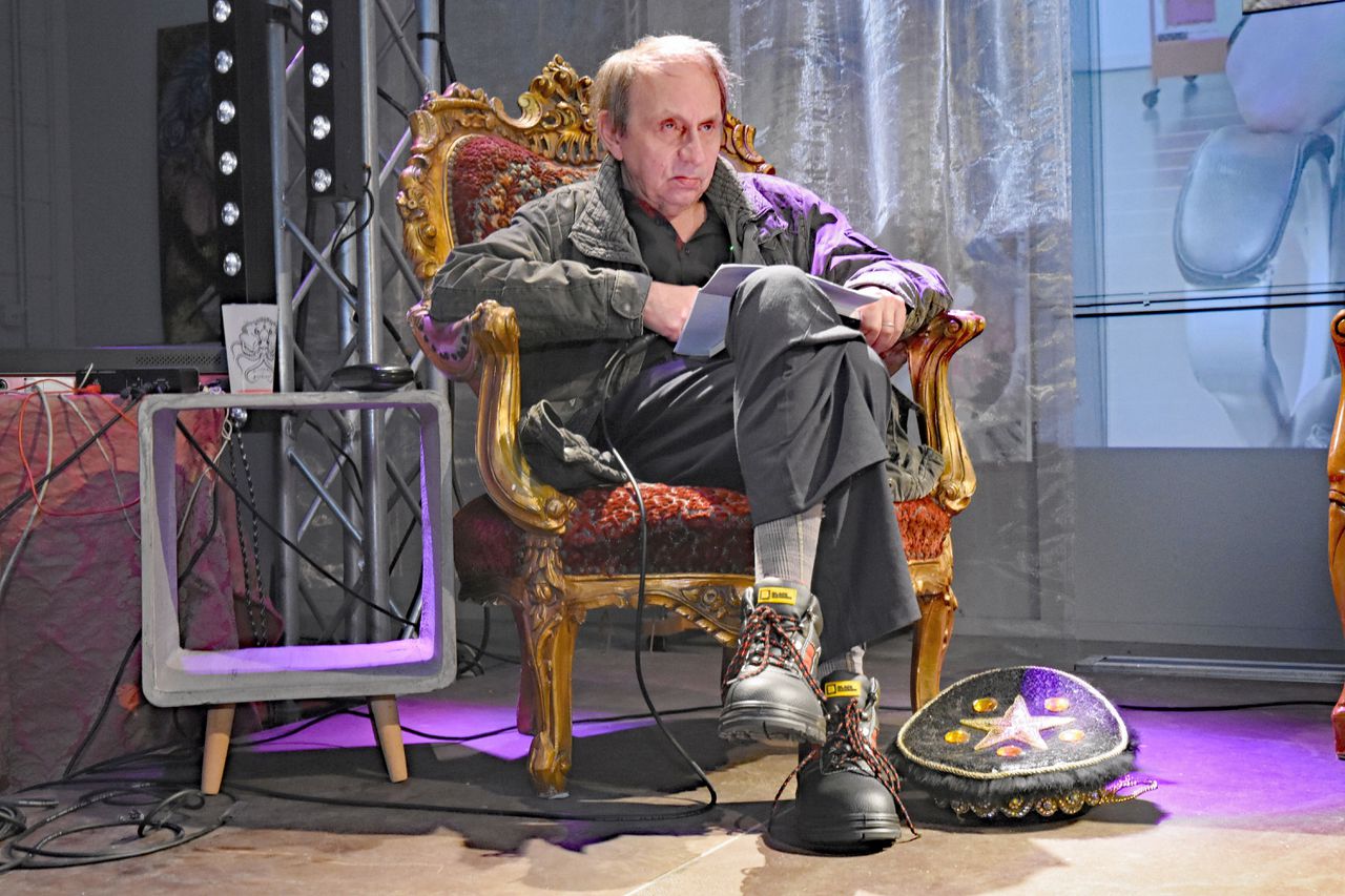 Op 27 mei is Houellebecq te gast op een evenement van ex-Kirac-lid Tarik Sadouma. De ongenode Kirac-voorman Stefan Ruitenbeek verstoorde het evenement verkleed als kakkerlak.