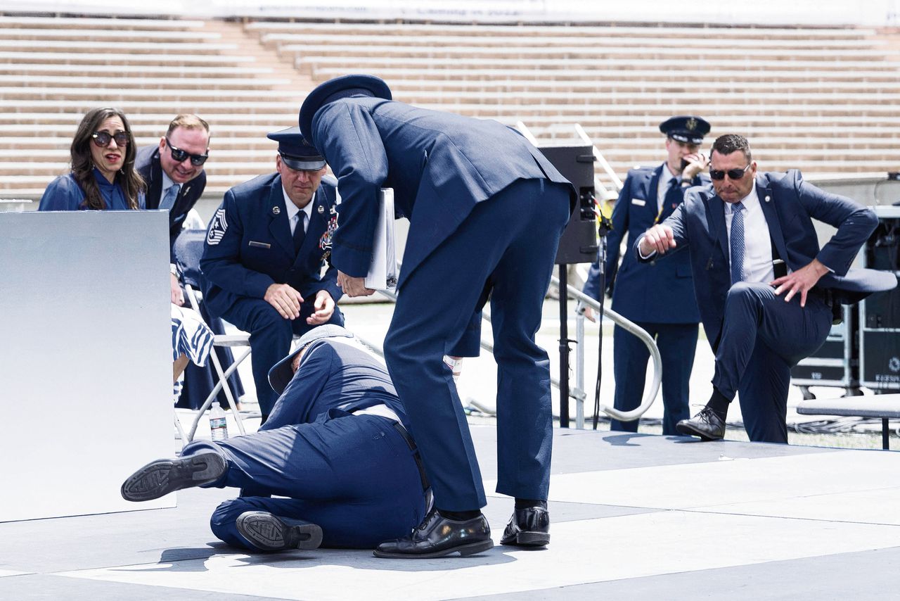 De Amerikaanse president Joe Biden (80) struikelde donderdag tijdens een diploma-uitreiking voor luchtmacht-cadetten over een rondslingerende zandzak en viel.