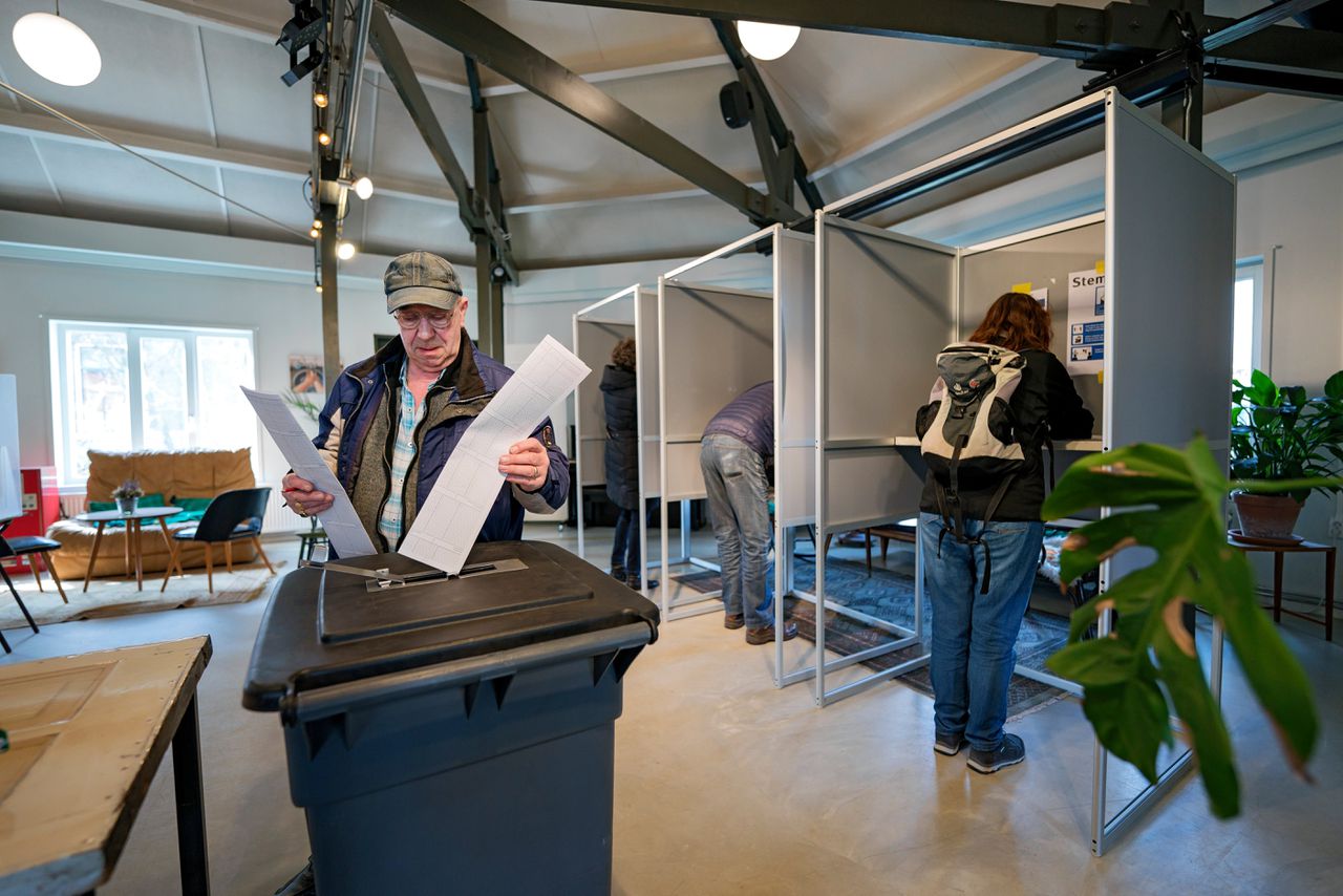 De Kiesraad adviseert de stembiljetten bij de volgende verkiezing kleiner te maken.