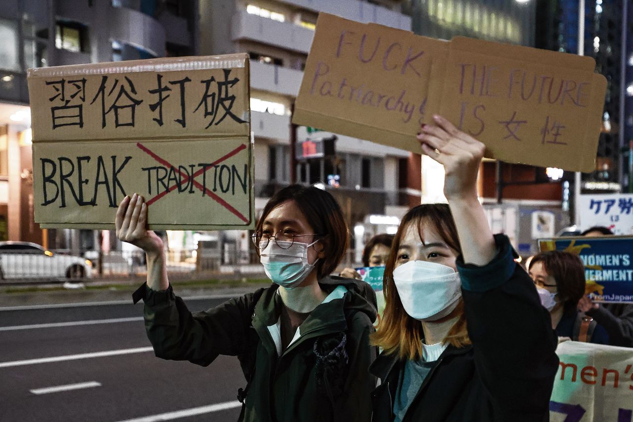 Demonstranten nemen deel aan een mars voor vrouwenrechten in Tokio in maart van dit jaar.