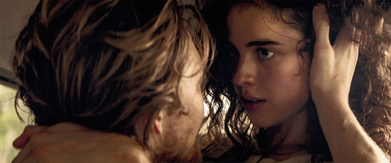 In Stars at Noon valt lifestyle-journalist Trish (Margaret Qualley) voor een mysterieuze vreemdeling.