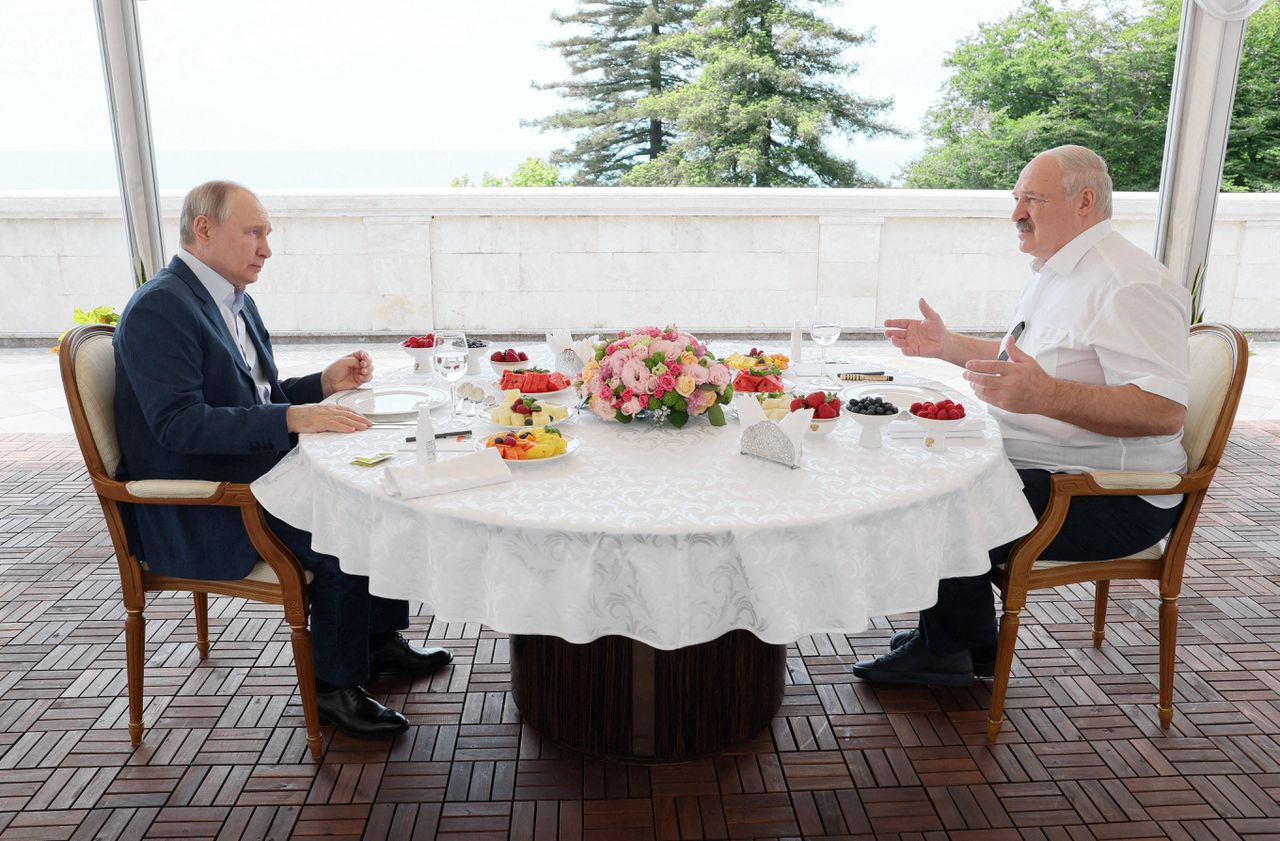 De Russische president Poetin en de Wit-Russische president Loekasjenko op een overleg in Sosji begin juni.