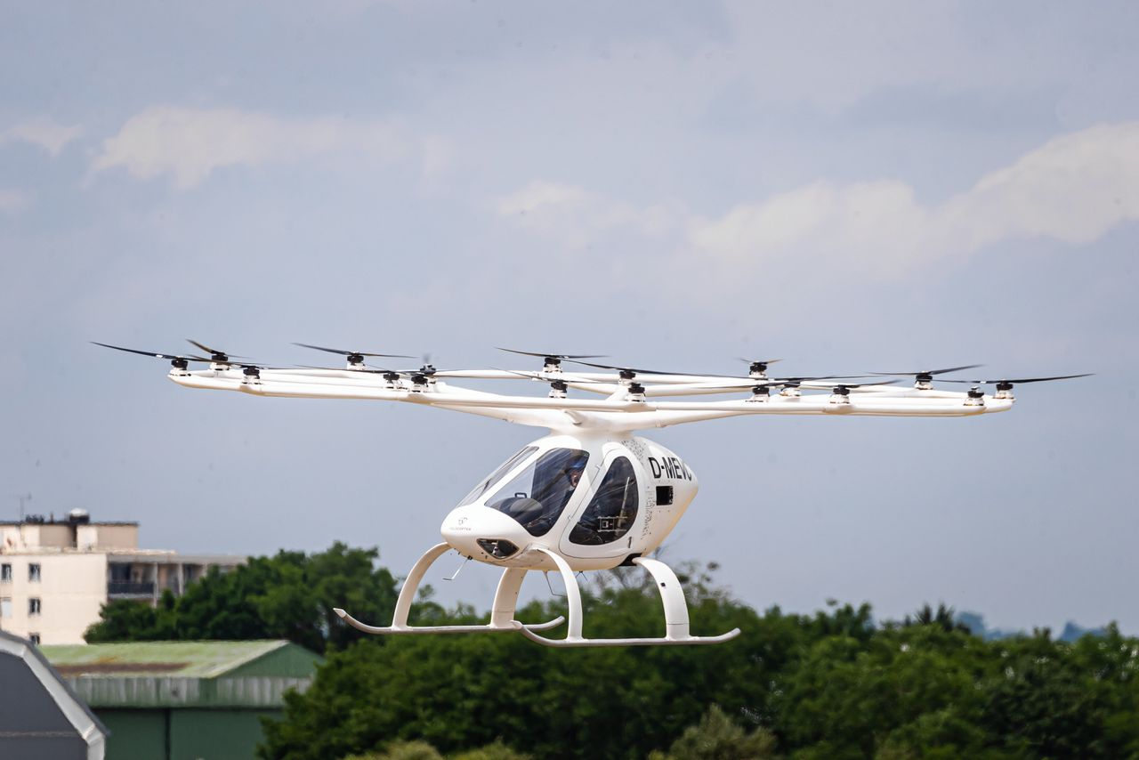 Een elektrische luchttaxi van het Duitse bedrijf Volocopter tijdens een demonstratievlucht op de internationale luchtshow van Le Bourget, nabij Parijs.