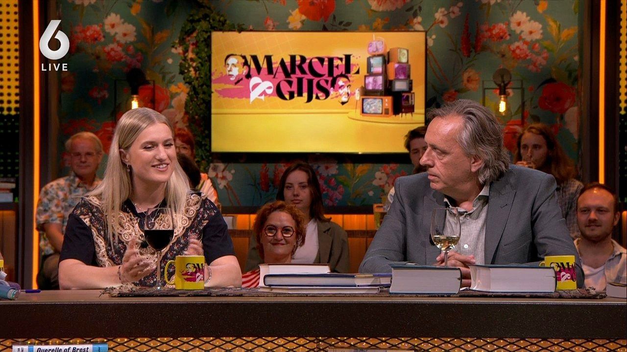 Britt Dekker was maandagavond te gast bij talkshow Marcel & Gijs.