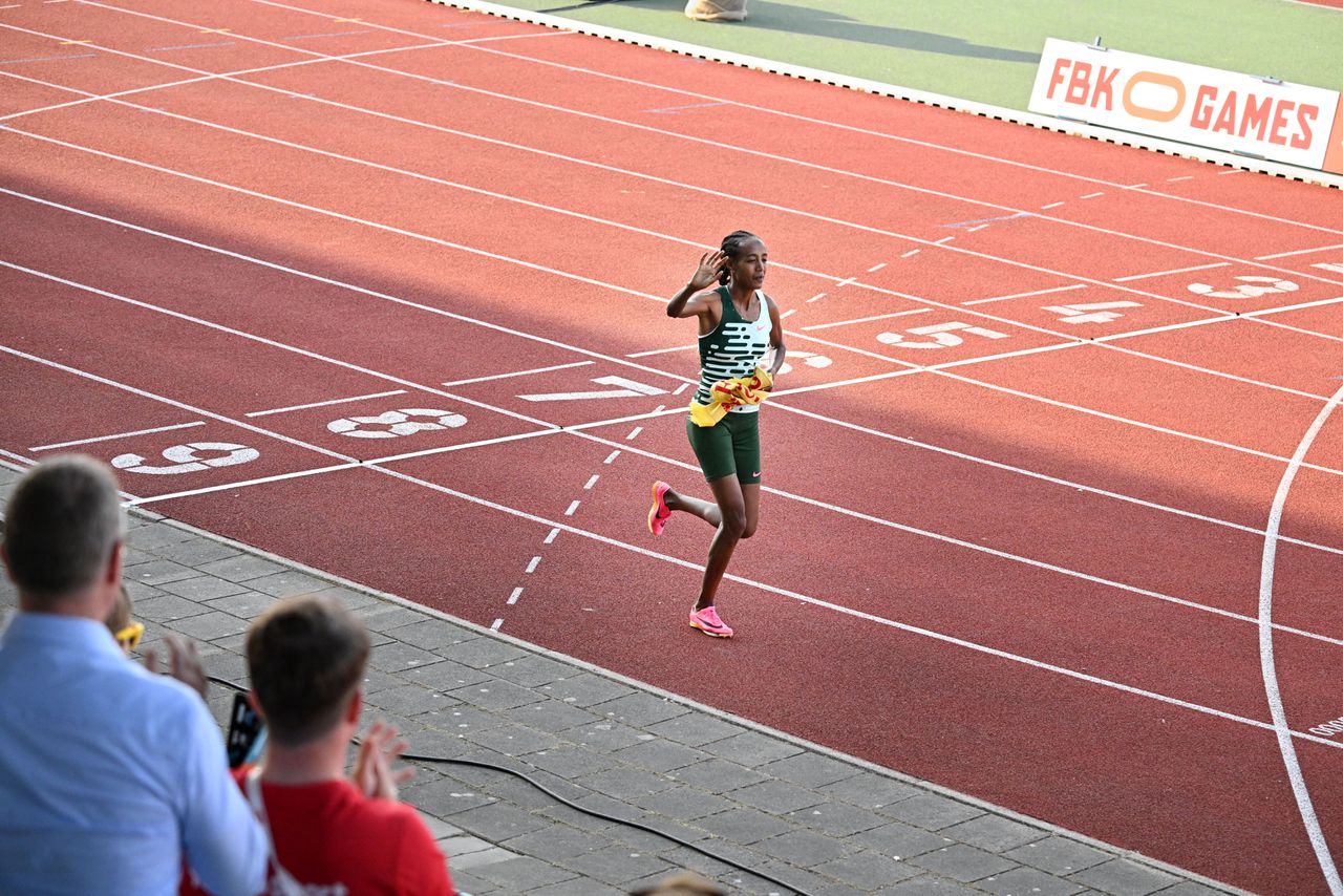 Publieksfavoriet Sifan Hassan na haar zege op de 1.500 meter bij de FBK Games in Hengelo.