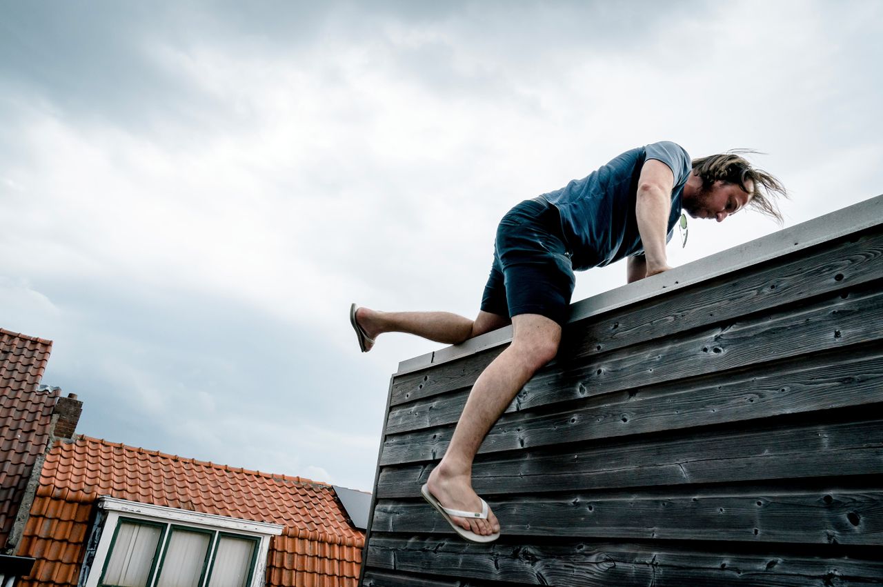 Huiseigenaar Elias Coenders bij zijn woning in Melissant, dat nu wordt gerenoveerd. Als de woning voldoende punten krijgt in het nieuwe puntensysteem voor huurwoningen, kan het verhuurd worden in de vrije sector.