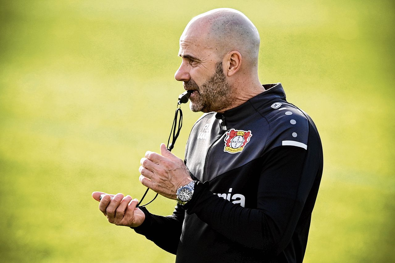 Peter Bosz als trainer van Bayer Leverkusen in februari 2021.